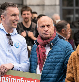 Aachen, Germany - 16.05.2020

Der stellv. AfD Rhein Erft Kreisvorsitzender Eugen Schmidt macht mit dem AfD NRW-Landesvorsitzenden Rüdiger Lucassen (mitte)  ein Selfie. AfD-Kundgebung gegen die Corona-Schutzmaßnahmen in Aachen. Statt der von der AfD erwarteten bis zu 500 Teilnehmer versammelten sich etwa 80 Demonstranten, nur wenige Trugen einen Mundschutz und Abstandsregeln wurden ebenfalls häufig missachtet.

Photo: Björn Kietzmann