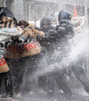 FILED - Die Polizei setzt einen Wasserwerfer auf die Gegner der "Querdenken"-Demonstration unter dem Motto "Kein Lockdown für Bembeltown!" in der Innenstadt ein. Photo: Boris Roessler/dpa