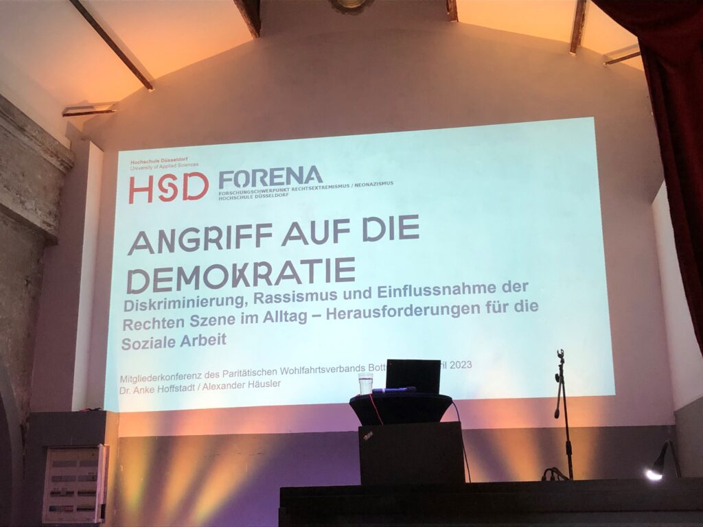 Bühne und Päsentation am 26.04.2023 in Bottrop zur Veranstaltung des Paritätischen Bottrop und des Bündnis Buntes Bottrop mit dem Modellprojekt Lehrkonzept