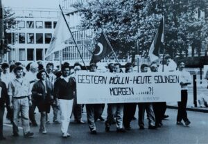 Foto: Der Verein türkischer Taxifahrer Düsseldorf auf einer Demonstration in Düsselorf (1993). Auf dem Transparent: "Gestern Mölln - heute Solingen - morgen ...?"