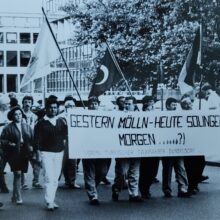 Foto: Der Verein türkischer Taxifahrer Düsseldorf auf einer Demonstration in Düsselorf (1993). Auf dem Transparent: "Gestern Mölln - heute Solingen - morgen ...?"