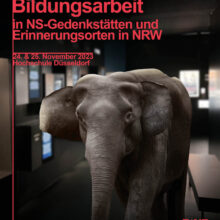 Plakat zur Veranstaltung "Rechtsextremismus als Thema der Bildungsarbeit in NS-Gedenkstätten und Erinnerungsorten in NRW" - ein Elefant steht in einem dunkeln Ausstellungsraum