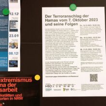 Foto einer Poster-Wand mit dem Ankündigungsflyer zur Veranstaltungsreihe