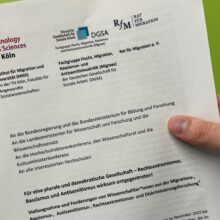 Foto der Stellungnahme, eine Hand hält den Text